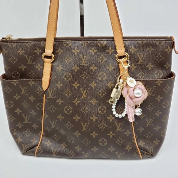 Authentic Louis Vuitton Lock & Key with unbranded Flower Bagcharm, Keycharm - Picture 3 of 8